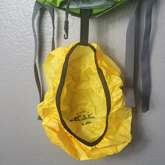 Teton Sports Oasis 1100 Hydration Hiking Backpack Green - Picture 5 of 11